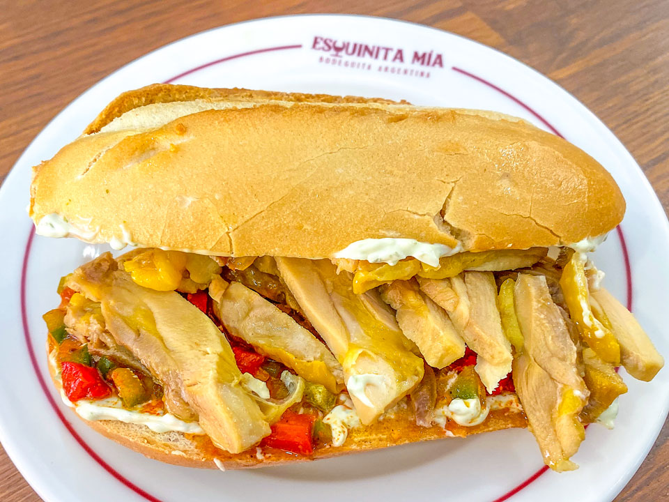 Lomito de muslo de pollo deshuesado a las brasas con salsa criolla y mayonesa de apio