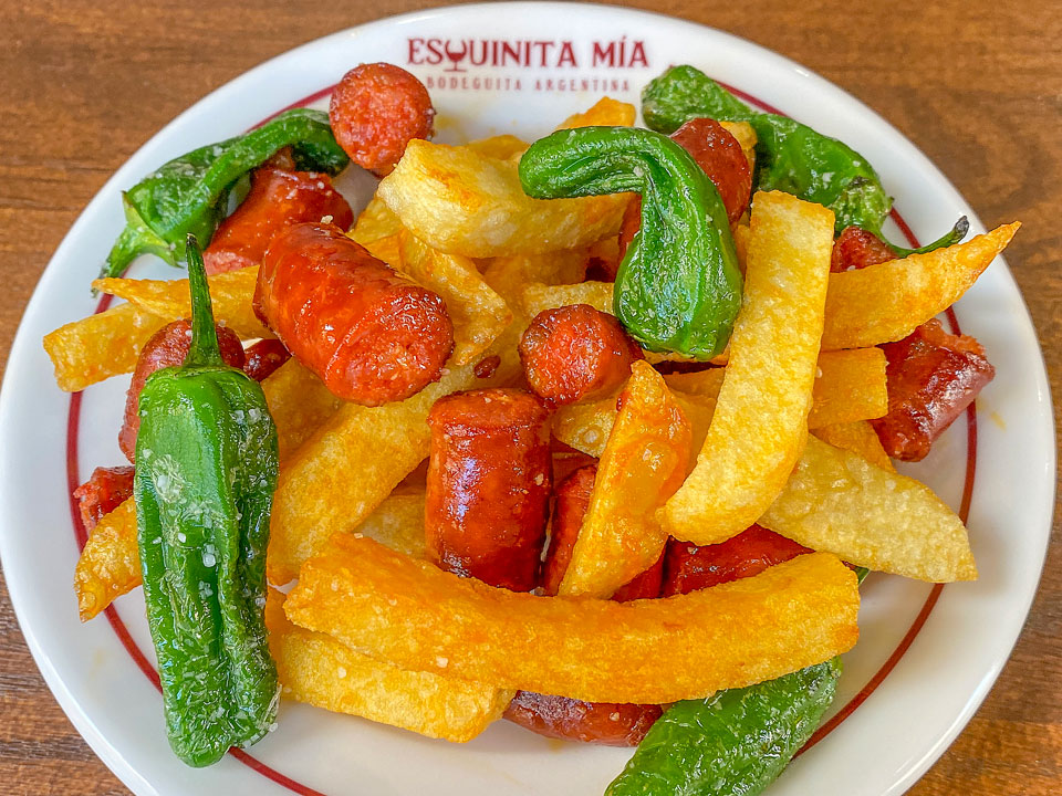 chistorra con patatas y pimientos de Padrón