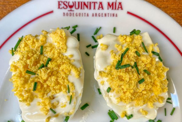 huevos rellenos: de bonito y tomate