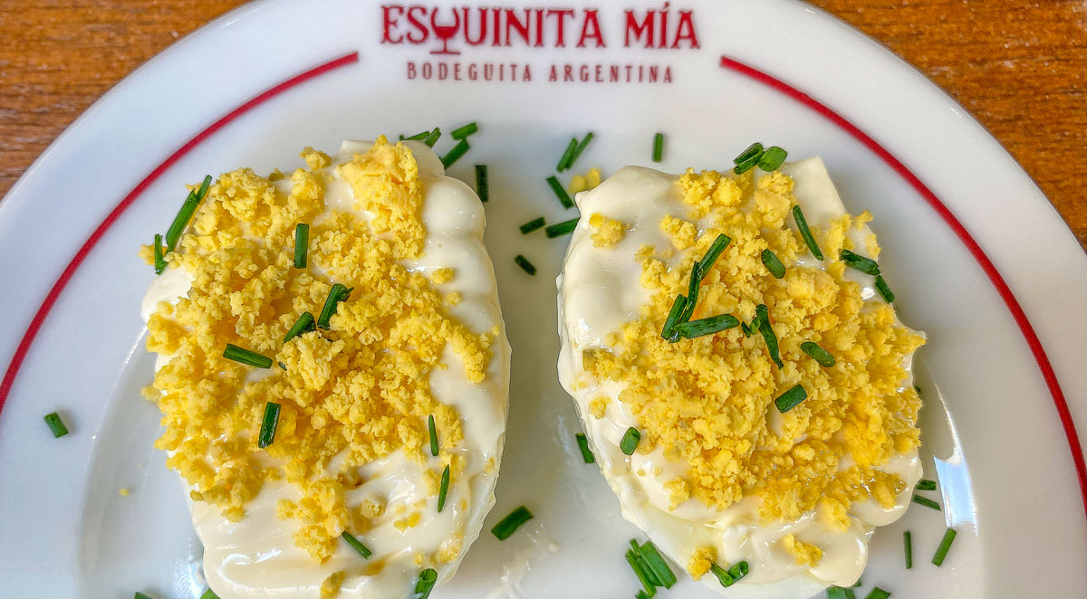 huevos rellenos: de bonito y tomate