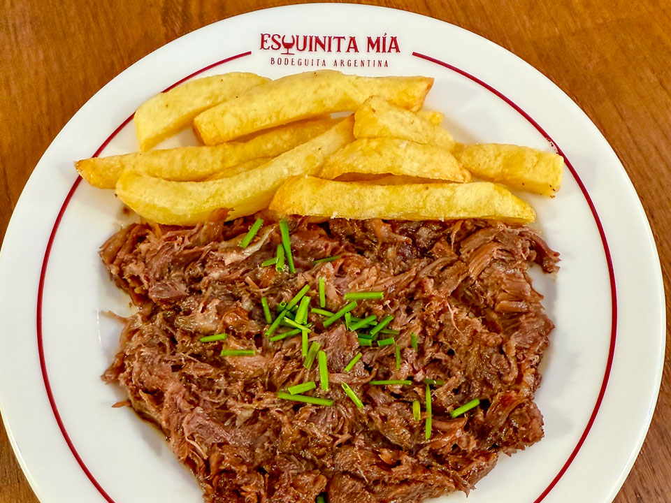 Tapa de "Rabo de Toro" con patatitas fritas.